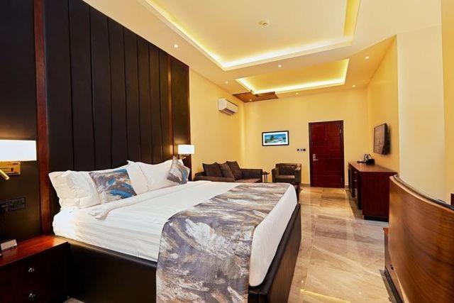 Senators Suites And Towers Hotel Omole Экстерьер фото