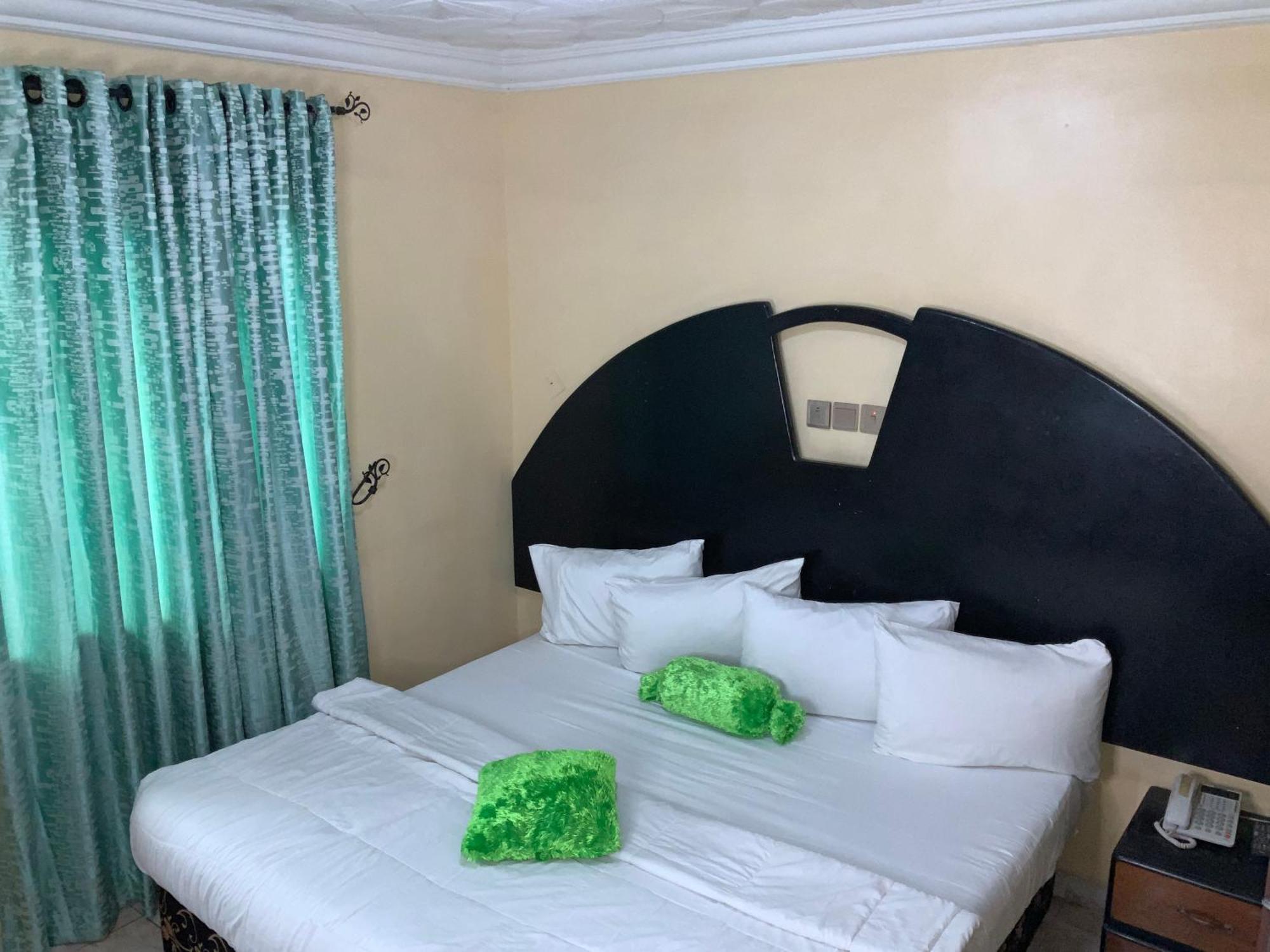 Senators Suites And Towers Hotel Omole Экстерьер фото