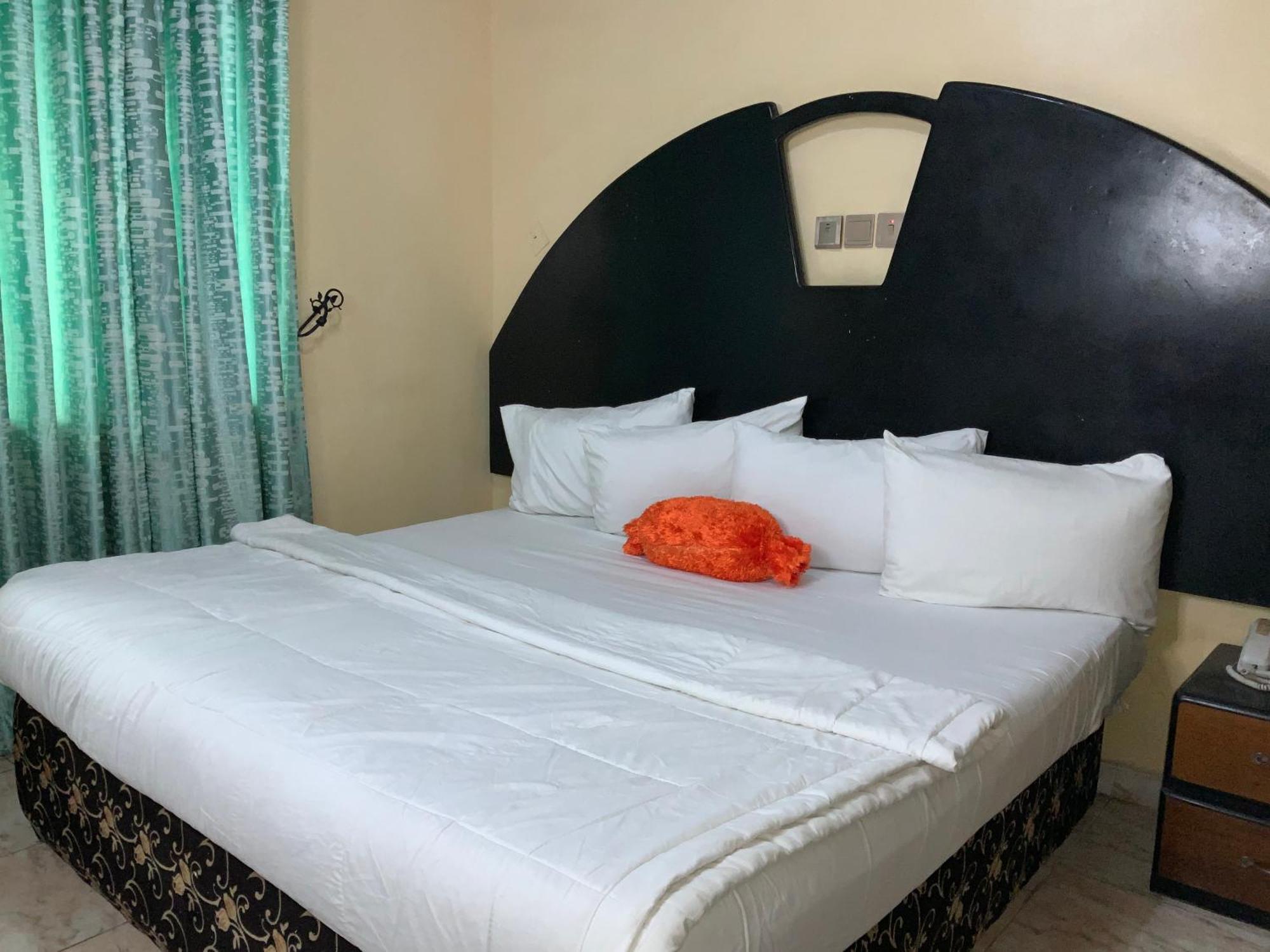 Senators Suites And Towers Hotel Omole Экстерьер фото