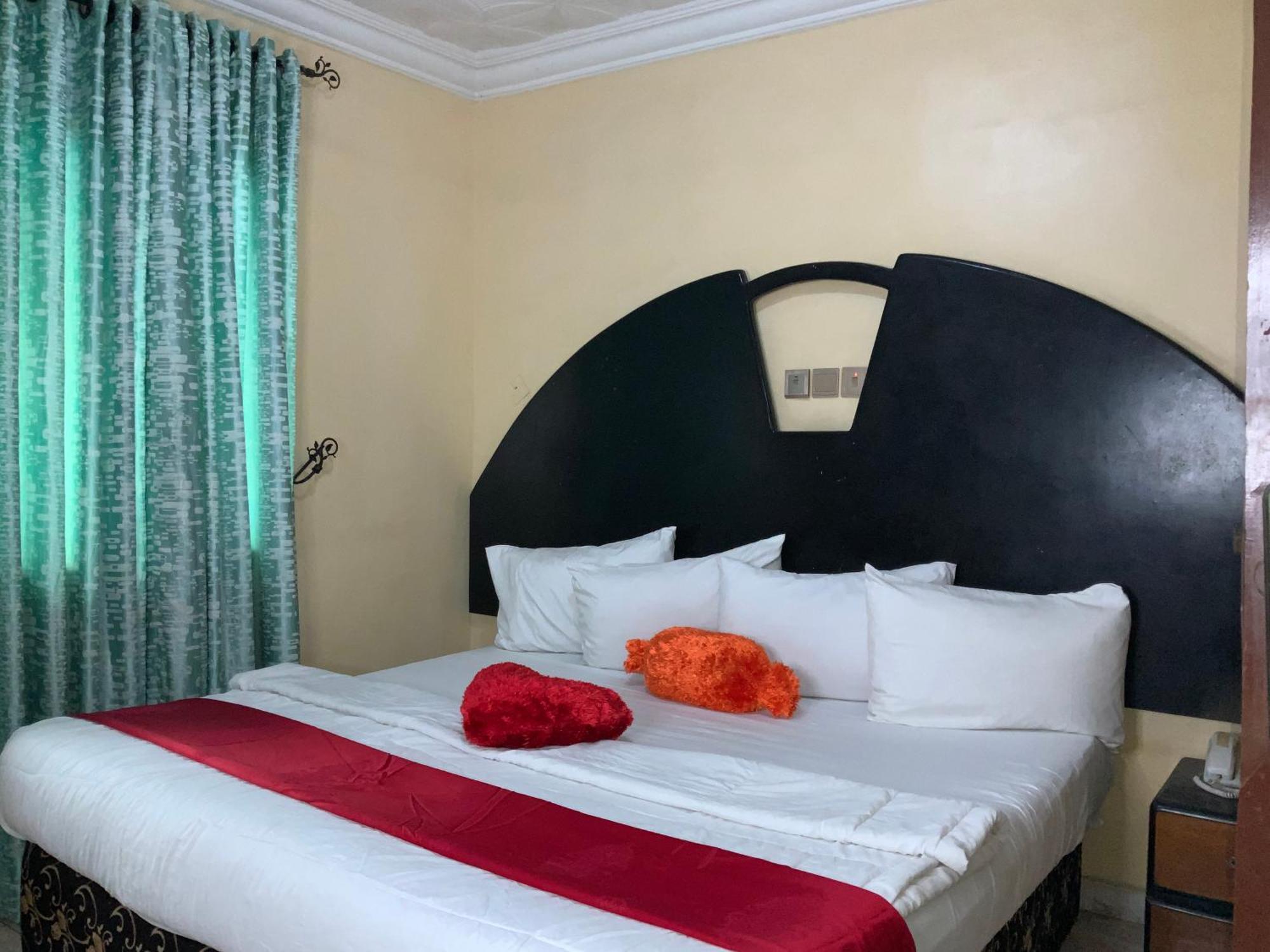 Senators Suites And Towers Hotel Omole Экстерьер фото