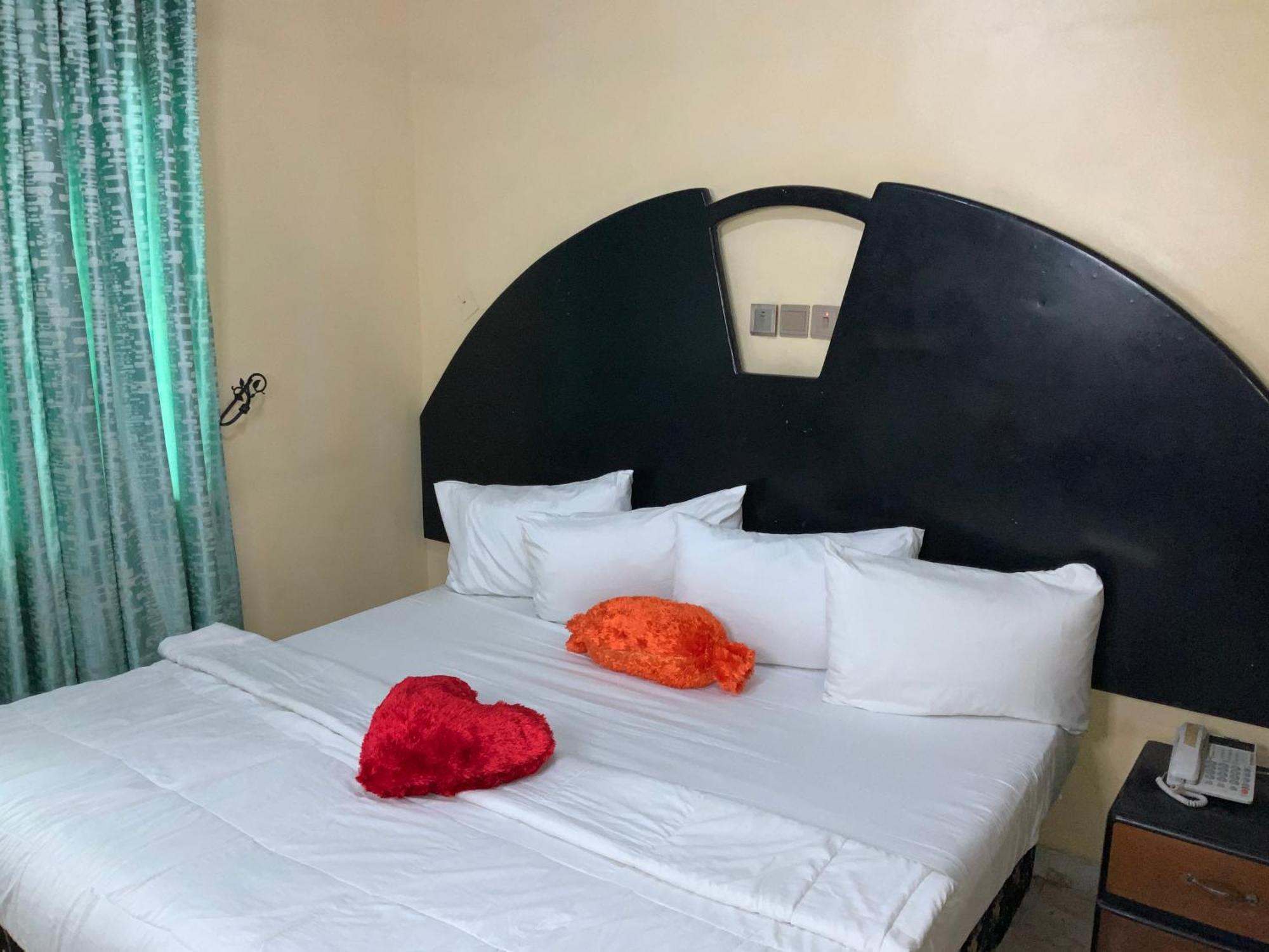 Senators Suites And Towers Hotel Omole Экстерьер фото