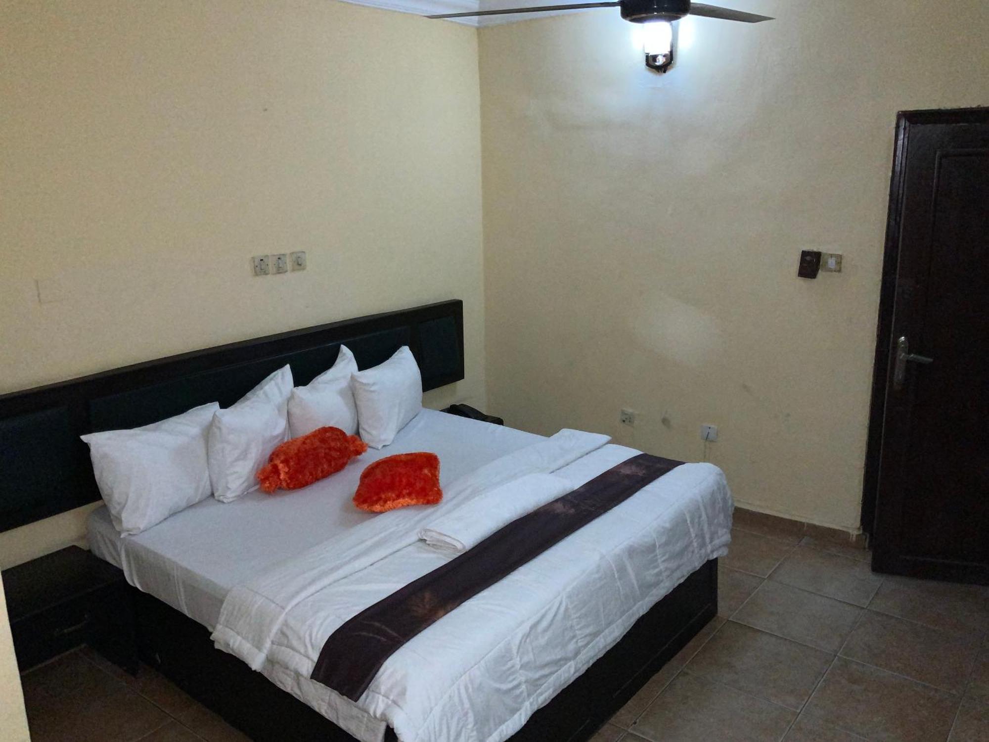 Senators Suites And Towers Hotel Omole Экстерьер фото
