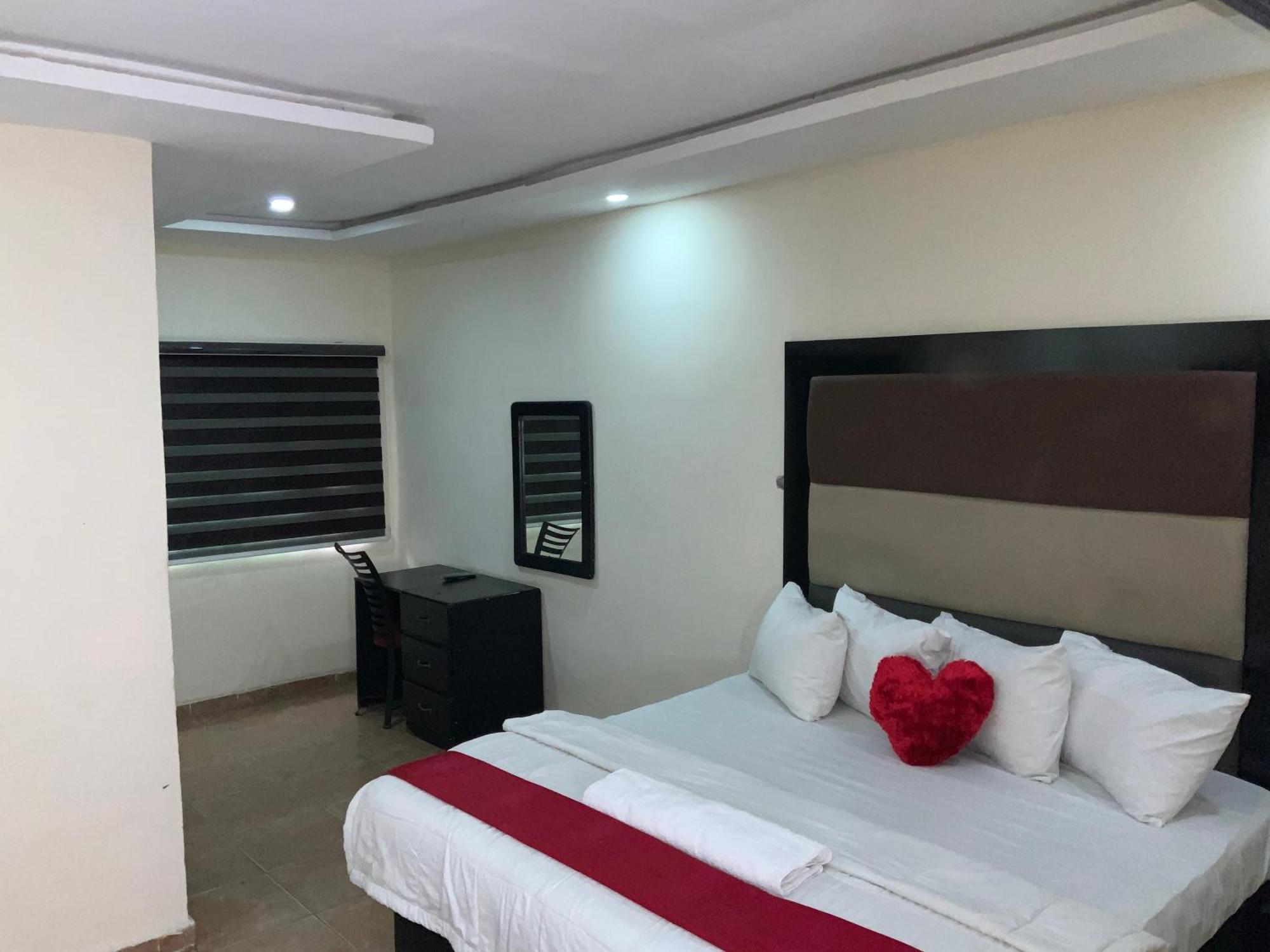 Senators Suites And Towers Hotel Omole Экстерьер фото